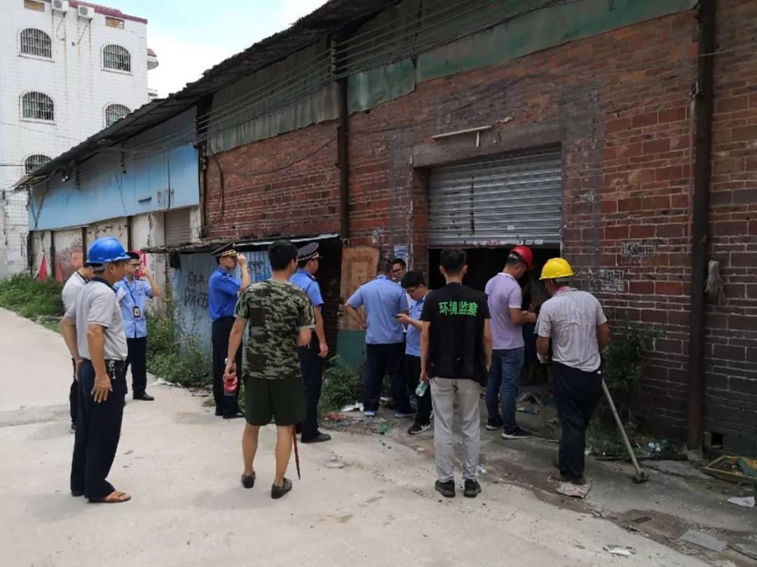 佛山市獅山鎮(zhèn)5家無證印花廠被查封(圖3) 佛山市獅山鎮(zhèn)5家無證印花廠被查封(圖3)